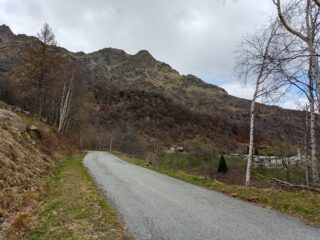 Versante di salita con l'evidente canalone e la frazione di Scalaro