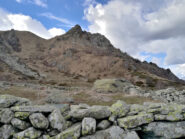 Punto di discesa dal canalino. Sullo sfondo la Rocca del Toro.