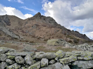 Punto di discesa dal canalino. Sullo sfondo la Rocca del Toro.