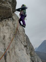 L'uscita dallo strapiombino del sesto tiro, ben ammanigliato, più facile se si gira lo spigolo subito dopo aver rinviato il fittone senza salire oltre 