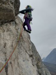 L'uscita dallo strapiombino del sesto tiro, ben ammanigliato, più facile se si gira lo spigolo subito dopo aver rinviato il fittone senza salire oltre 
