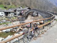 La frazione di Fondo con il suo ponte.