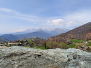 Il panorama dall'altura della chiesa di Brosso.