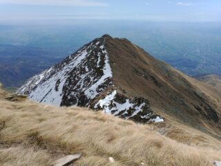 Salendo alla Nord, si vede la Discesa della sud e i residui di neve, evitabile sulla sx (scendendo)