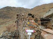 A le Raie quasi alla fine del traversone che si vede bene in alto sul versante