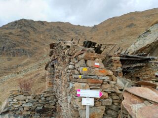 A le Raie quasi alla fine del traversone che si vede bene in alto sul versante