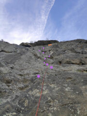 Terzo tiro, via della parete nera. In viola i fix, arancione la sosta