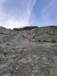 Terzo tiro, via della parete nera. In viola i fix, arancione la sosta