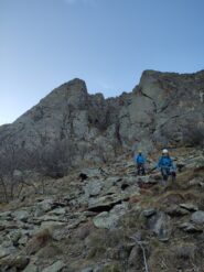 In discesa , la piramide sulla sinistra