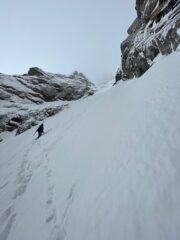 Spostandosi dagli accumuli di neve