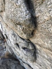 Buchi generosi nella parte bassa delle vie
