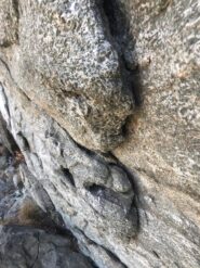 Buchi generosi nella parte bassa delle vie