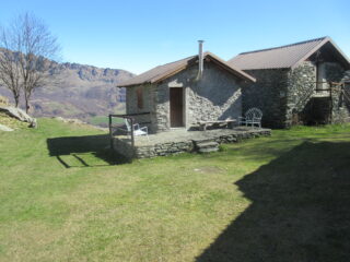 Frazione Pianas: su albero cartello 