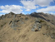 a destra l'appuntita Cima Montù (non innevata), ancora molto lontana.