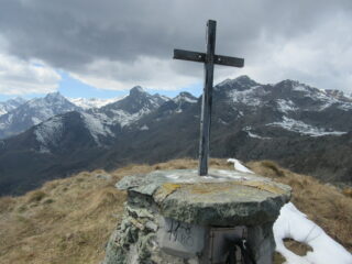 dalla Cima Montù spiccano la Lera e la Torre d'Ovarda