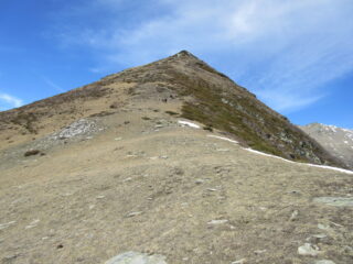 dai pressi del colle la ripida dorsale finale del Monte Costigliole