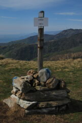 A La Bassa, bivio dei sentieri 456A per la Cima Mares e 406 per il rifugio a San Bernardo Mares e per il Monte Soglio