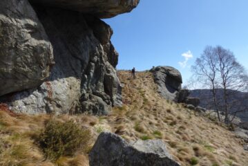 Sotto l'enorme roccia aggettante