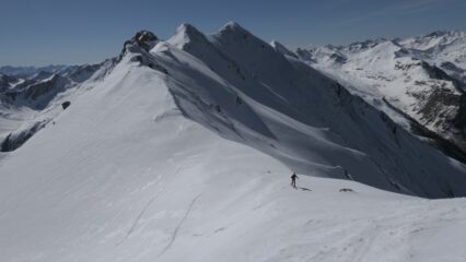 La sella nevosa sotto la cima
