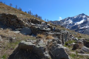 Alle baite Cressa inferiore con il Mombarone sullo sfondo.