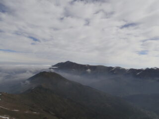 monte Vecchio tutto pulito, dietro Costa Rossa