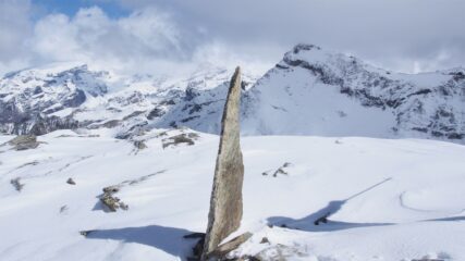 vetta, sullo sfondo la Testa Grigia