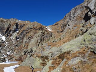 Dai pressi del Lago Creus si vede in alto l'Alpe Burè.