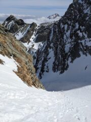 Scendendo nel canale. Di fronte la cresta di punta delle Serene e dietro il monte Rosso
