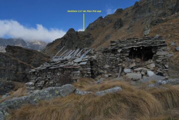 Pian delle Fontanelle (1876 m); in alto a sinistra l’intaglio dove passa il sentiero C17