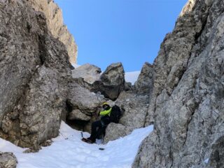 Il saltino di roccia con corde fisse