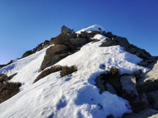Il bivacco scendendo dalla cresta Nord.