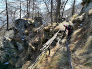 Passaggio delicato esposto a N. Fattibile con attenzione.