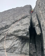 ultimo tiro con il passaggio ostico iniziale per raggiungere il diedro-camino più facile. 