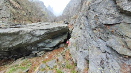 Il grande masso da superare con corda fissa