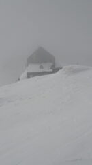 il rifugio traspare nella nebbia..