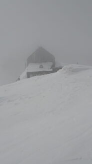 il rifugio traspare nella nebbia..