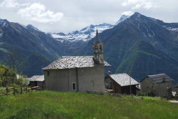 Vista sulla chiesetta di Arbaz salendo al Col Tzecore