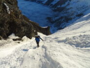 Salendo nel canale superiore su un mare di nuvole