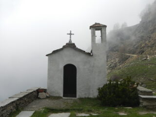 la chiesetta a ridosso del Rifugio Selleries