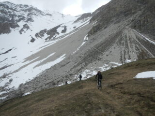 sentiero che in discesa risulta ben ciclabile 