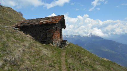 La bellissima baita sotto la cresta della Becca d'Aver