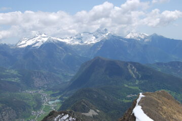 Col du Joux, Brusson con il laghetto e Dame di Challand viste dalla vetta