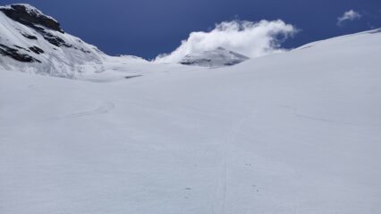 il lungo pianoro glaciale che precede la cima