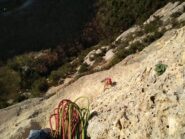 Uno sguardo in basso da metà parete circa.