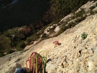 Uno sguardo in basso da metà parete circa.