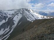 Dall'antecima si vede il crestone percorso, il nevaietto del colle delle Moure e i rimasugli di neve sul sentiero per il colle