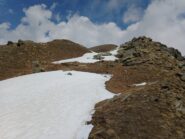 Dopo il Colle Moura si può salire per roccette sulla dx o passare dall’interruzione del nevaio e poi attraversare più sopra tagliando sulla dx il nevaio superiore 