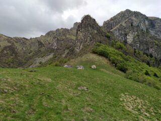 Alpe Sella e versante di discesa dalla Bocchetta di Finestrolo; il sentiero aggira a sx il pinnacolo roccioso al centro della foto.