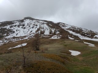 Al colle di Costa Piana si vede bene dove salire per il Moncrons senza toccare neve