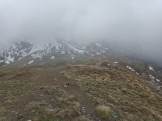 Scendendo dal facilissimo costone sud del Genevris verso il colle di CostaPiana